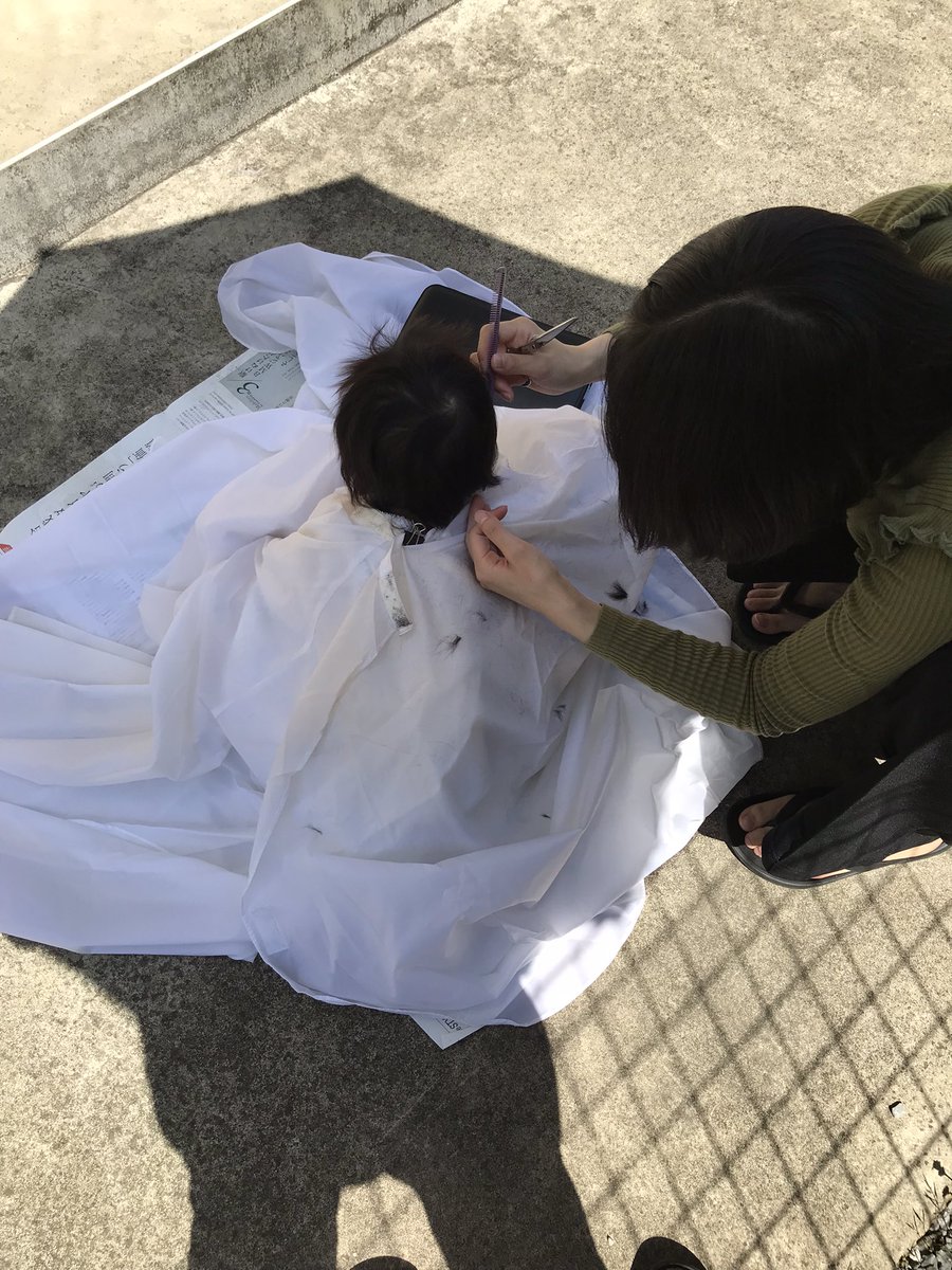 85mZoi's tweet photo. 初めての散髪をベランダにて(自分は日傘係) https://t.co/HOU0ixNpdB