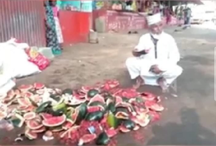 _Moinu_ddin's tweet photo. While Nabisab has been selling watermelon for all these 15 years, it wasn't even a problem. But the outbreak of Hindutva goons attacking him today shows how fascism has affected the law and order of Karnataka !!
 #JusticeForNabiSaab
 #ArrestSanghiGoons
@compolhdc https://t.co/F22rvKzXDy