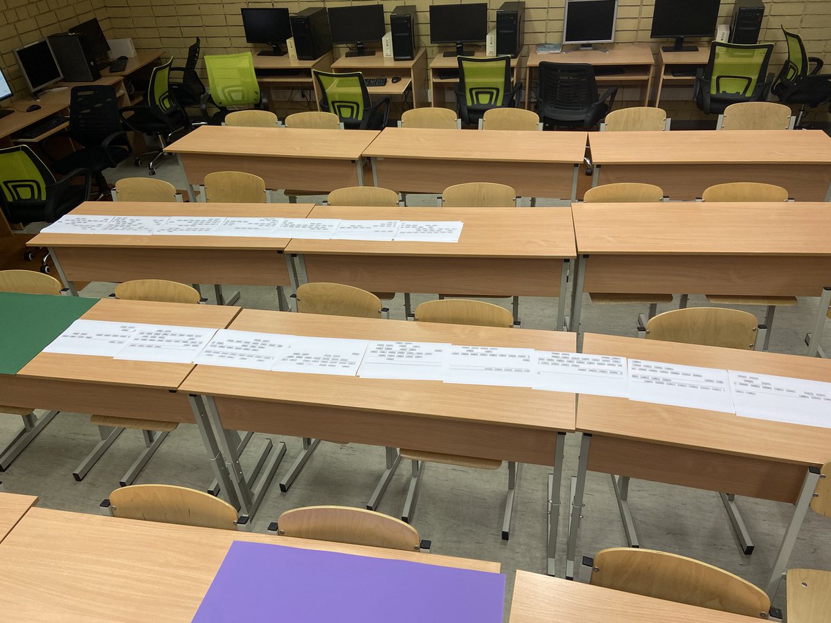 kriiishyj's tweet image. Ciltskoku pulciņā gatavojamies izstādei mūsu skolā. 

2 pētniekiem saimes kokos ir vairāk par 300 cilvēkiem (izpētīts līdz pat 1750. gadiem).

Kā redzams attēlā — viena koks ietilpa 6 lapās, otra — 9 lapās. 🤓 

Viņi teica, ka grib mani apsteigt (mans koks ietilpst 34 lapās).