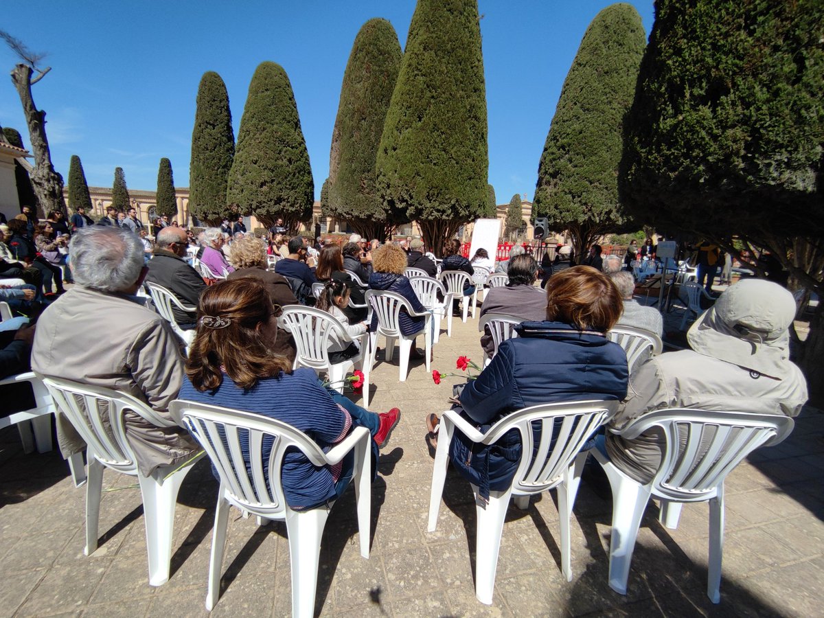 Más de 150 personas en el cementerio de #SonColetes de #Manacor homenajeando a la II República y a los caídos tras el golpe de Estado del 18 de julio. Recordando a los caídos por luchar por la #libertad #14abril #IIRepublica