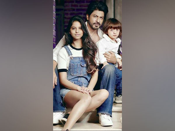 ani_digital's tweet photo. Shah Rukh Khan sports a big smile as he takes Suhana, AbRam out for a car ride

Read @ANI Story | https://t.co/KklgN0dpK8
#ShahRukhKhan𓀠 #SuhanaKhan #AbRamKhan https://t.co/XssQYeFmxe