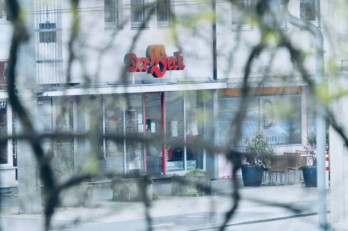 StringerImage's tweet photo. Sonntag Früh-Kein Licht und keine Brötchen. Der Beck in Nürnberg Erlenstegen, seit Wochen mehr geschlossen als offen, schade finden wir. #Einzelhandel #Personalmangel #Krise @DerBeckErlangen #Nürnberg  #Erlenstegen @marcuskoenignbg #Bäckerei #geschlossen https://t.co/pATckAwwPB