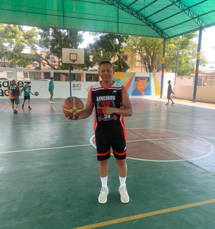 JosePalomoMunoz's tweet photo. Seguimos avanzando y Haciendo Patria. El que tenga ojos que vea dando uso a instalaciones Deportivas recuperada por nuestro Gob. @josemvasquez 💪🏀🇻🇪
#InicioDeLaSemanaMayor
#Master50
@NicolasMaduro
@jorgerpsuv
@dcabellor https://t.co/LRBrpNMCUd