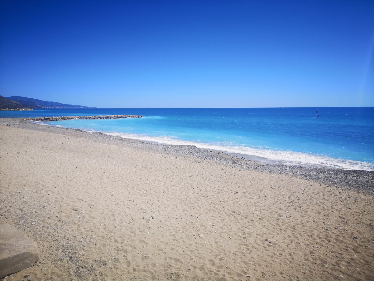 Himmelblau und azurblaues Wasser in #menton