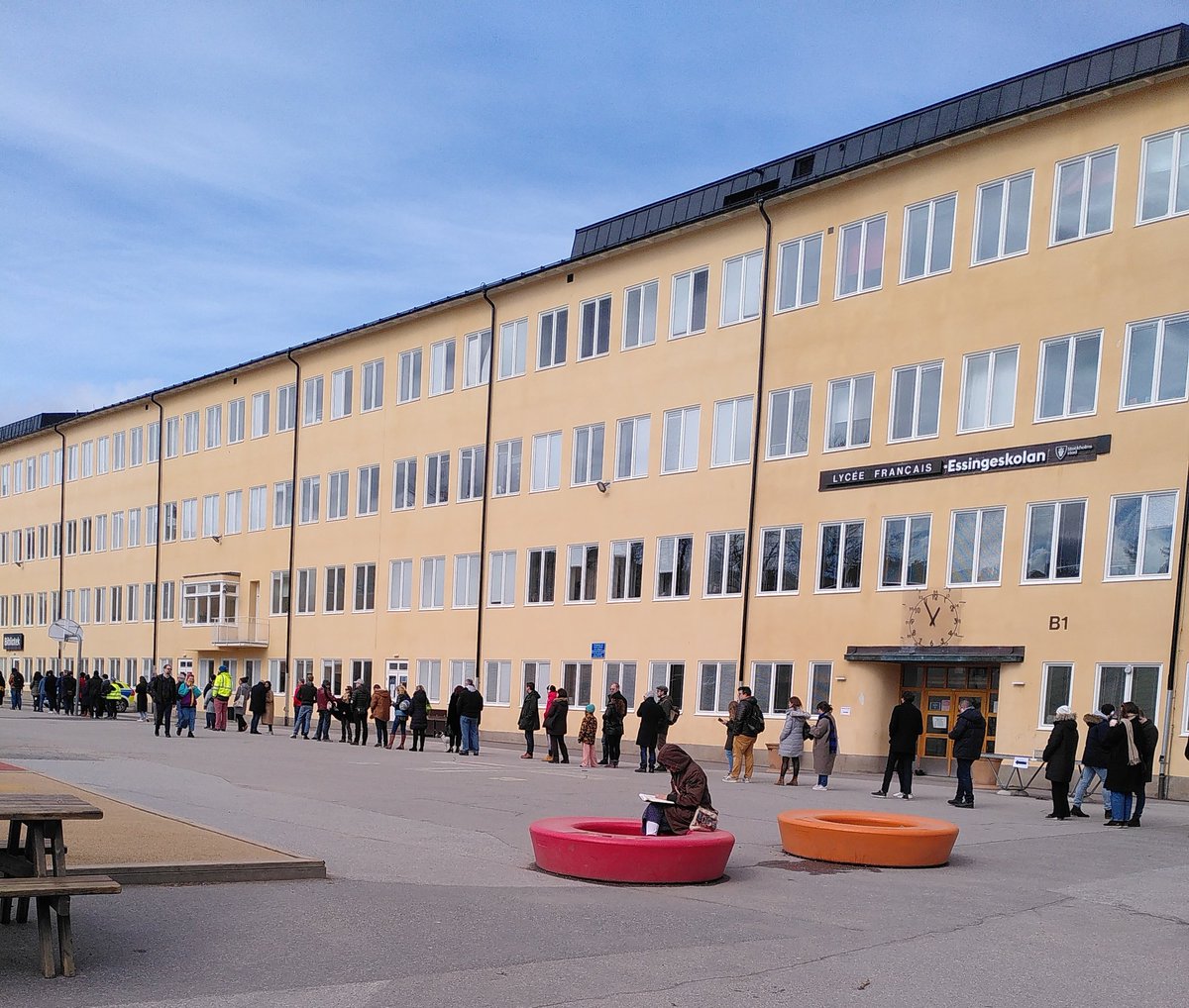 French #expats braving the cold to vote in Stockholm. #Elections2022 #JeVote