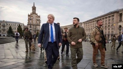 BrexitBuster's tweet photo. So ironic that disgraced UK PM Liar Johnson is able to wander freely around the streets of Kyiv meeting and greeting ordinary Ukrainians in order to boost his own PR profile, yet back home he has to hide in a fridge. 🙄
#LiarJohnson #FridgeRaider #ToryRussianAssets https://t.co/hvj1y9oQdq