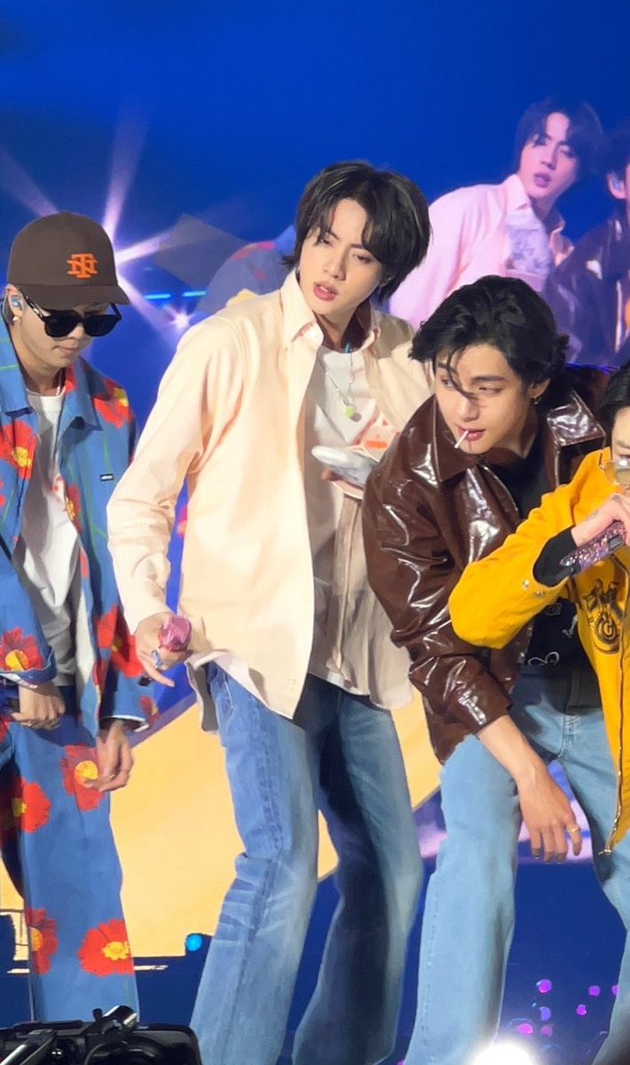 centricjin's tweet photo. seokjin is so….pretty yall ohmygod https://t.co/KQsGxXeYcg