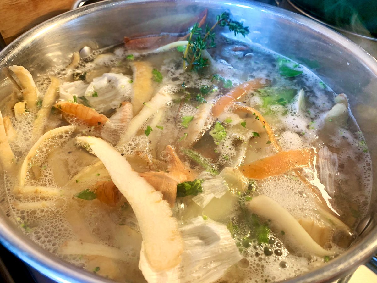 Jessrocks71's tweet image. Good afternoon everyone ❤️

I wanted to highlight the way I make my stock at no cost every week. 

Before you put your veg peelings etc in the compost throw it all in a pan &amp;amp; simmer for 20/30 mins whilst you’re cooking dinner then drain. Then put them on the compost after.🥰