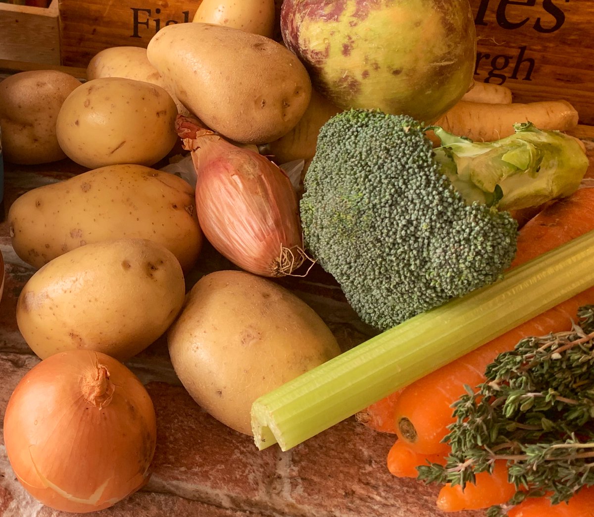 Jessrocks71's tweet image. Good afternoon everyone ❤️

I wanted to highlight the way I make my stock at no cost every week. 

Before you put your veg peelings etc in the compost throw it all in a pan &amp;amp; simmer for 20/30 mins whilst you’re cooking dinner then drain. Then put them on the compost after.🥰