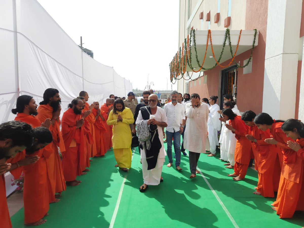 Swamitirthdev's tweet photo. समस्त देशवासियों को रामनवमी की बहुत - बहुत बधाई ���वं शुभकामनाएं!हम सब मर्यादा पुरुषोत्तम श्री राम की तरह हो, हम अपने स्वरूप में रह कर अपने स्वधर्म, मानव ��र्म, राष्ट्र धर्म &amp; विश्व धर्म, विश्व के प्रति जो दायित्व है उसका पालन करने में समर्थ हो। #ramnavmi #patanjali  #ramnavami2022 https://t.co/MOWl3IKL2q