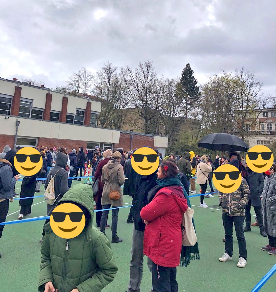 In Berlin ticken die Uhren bei Wahlen etwas anders: Meine Freundin ist Französin und steht seit einer Stunde im Regen um darauf zu warten, ihr Kreuz machen zu dürfen.  Die lange Schlange erinnert sehr an die Bundestagswahl im September 2021.

#Frankreich