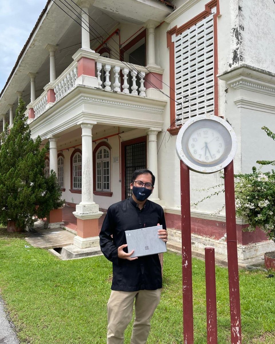 partimudaperak's tweet photo. Projek Laptop MUDA Perak telah pun bermula! 💻

Kami telah membuat penyerahan Microsoft Surface kepada pelajar-pelajar institusi pengajian tinggi di sekitar Perak. https://t.co/J0oLmFPhpu