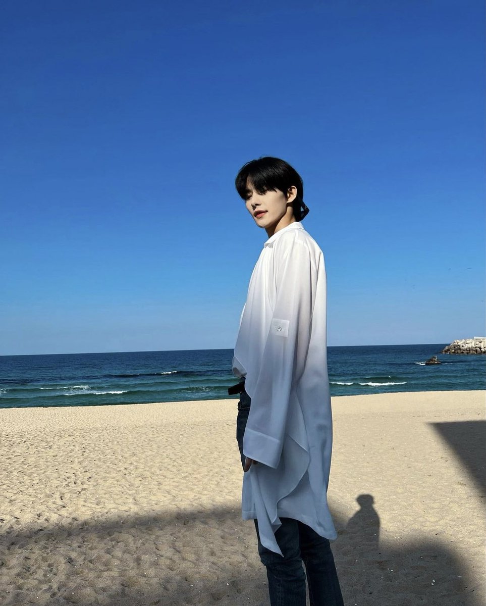 hyunjunily's tweet photo. the only thing that came to my head when i saw this was his blue shades recitation from color rush 

#hyunjun 
#허현준 https://t.co/rkB2l0aK6f