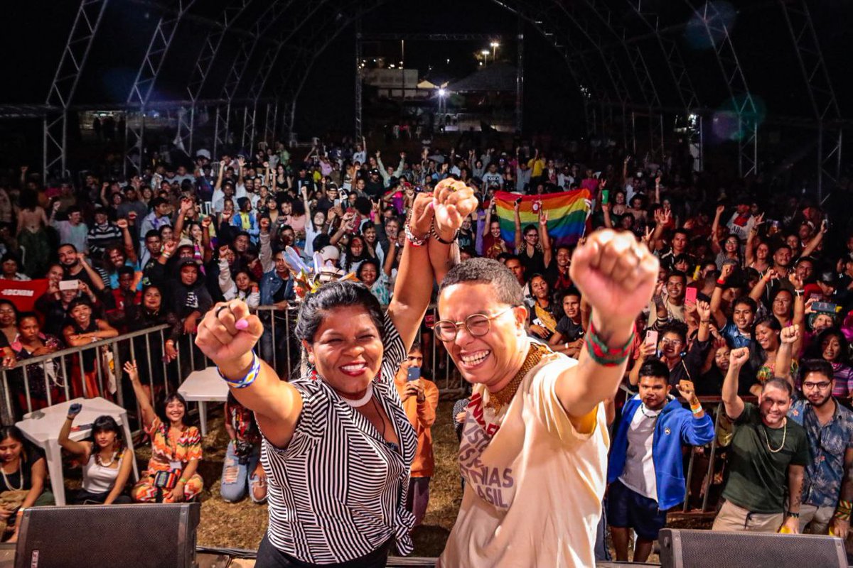 MidiaNINJA's tweet photo. Na apresentação cultural desse sábado, 9, no ATL, @mariagadu animou quem assistia seu show, e deu seu apoio a luta dos povos indígenas, ao lado da pré candidata a deputada federal por São Paulo,  @GuajajaraSonia.

Foto: @MidiaNINJA 

#ATL2022 #DemarcaçãoJá https://t.co/vhLdW8r5a5