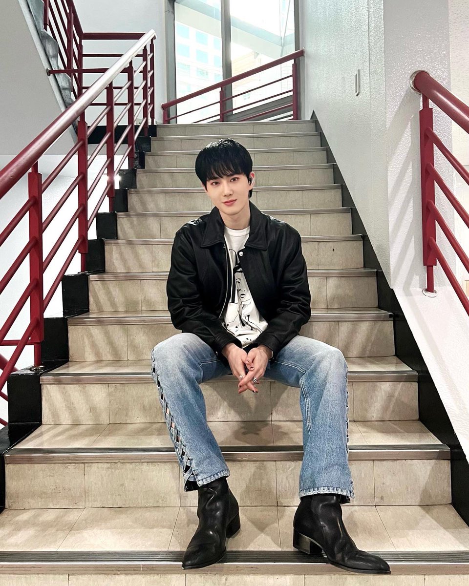 จะซื้อกางเกงแบบพี่จุน💗🐰

#수호 #SUHO
#GreySuit #SUHO_GreySuit