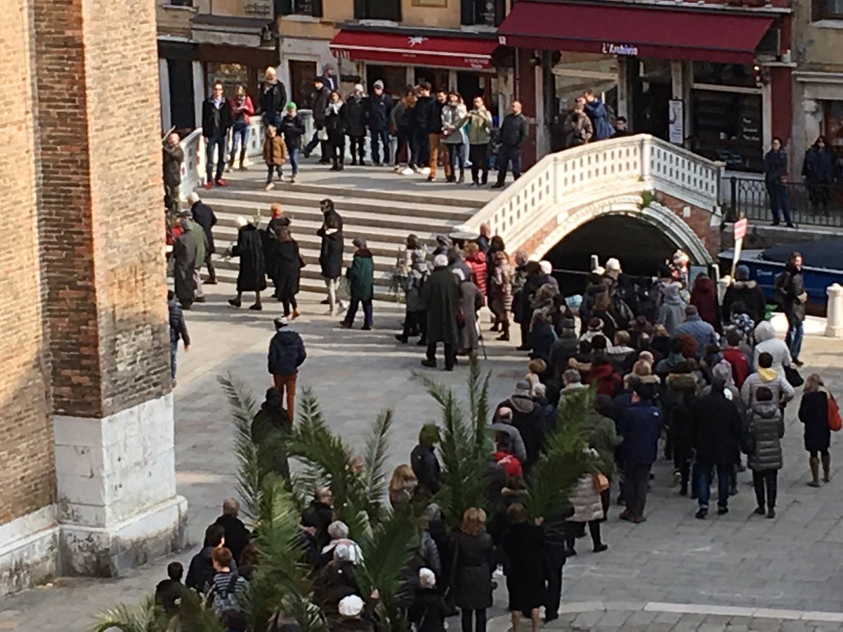 JillKerby's tweet photo. Palm Sunday. Venice. 2018. #MyRoomWithAView #CampoDeiFrari. @luisella_romeo @monicacesarato @Marisa_venetian @CeceliaPierotti @GregoryDowling1 @PGJonesVenice @AkerbyAnn ☺️☘️🇺🇦🌻 https://t.co/TETkUKvzZm