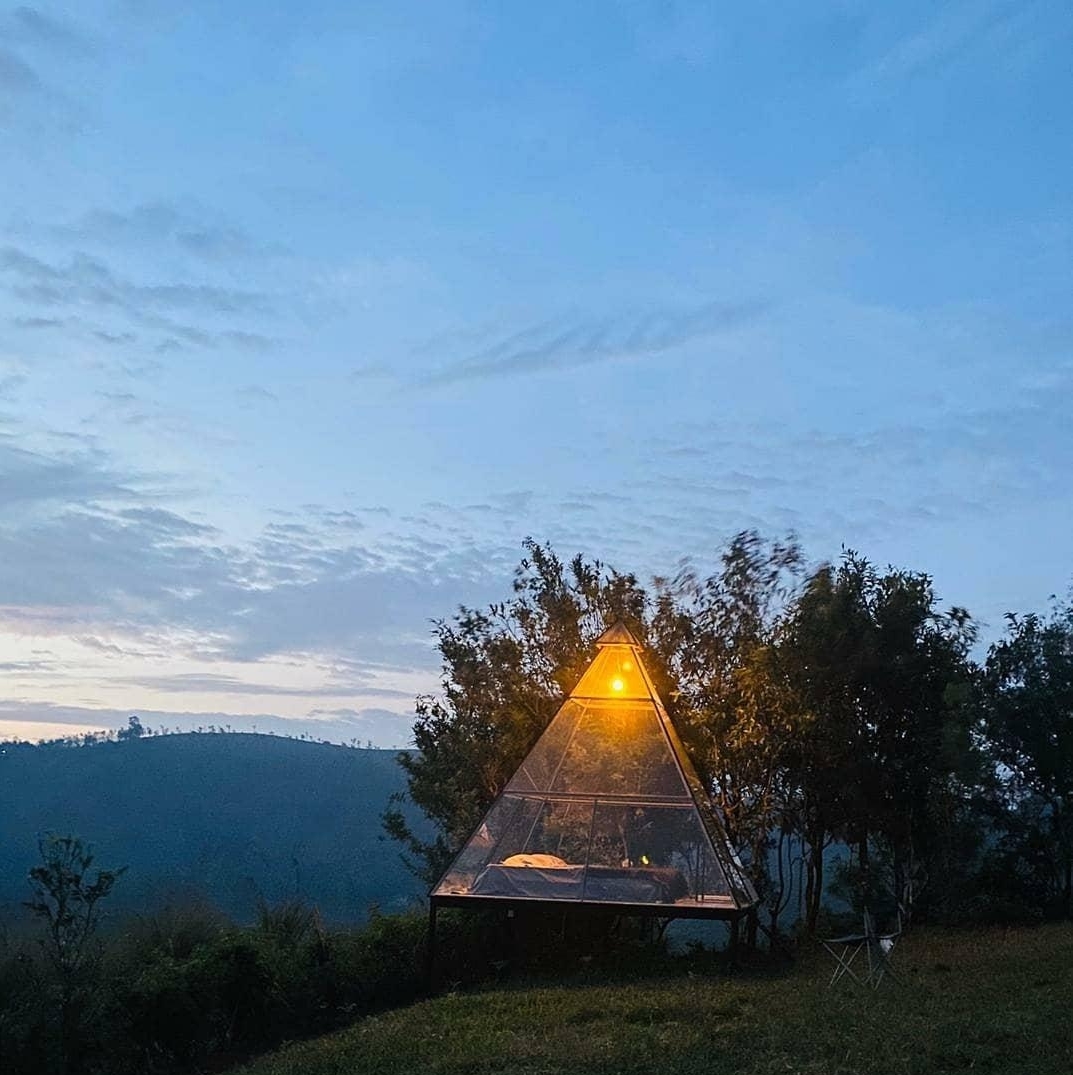 Campmonk_india's tweet photo. Have you ever slept under the stars?
Get closer to nature in this glass glamping cabin in Idukki, Kerala.
Plan your getaway at https://t.co/GPyk7rLrL5
#idukki #campmonk #getawayfrombangalore #incredibleindia #keralatourism #weekendgetaway #camping #glasscabin #uniquegetaways https://t.co/jz0gSpEUbm