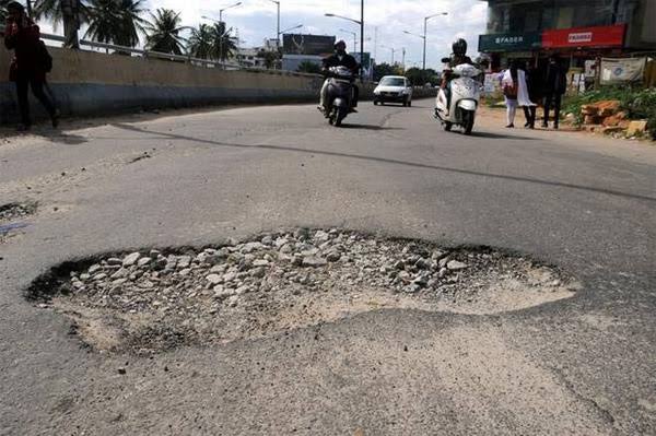 riseupforrights's tweet photo. Everyone please note - 
After construction of new road no one can DIG till 3 years.

Rules are clear but no one aware properly so Road Diggers take advantage.

Complaint immediately to @BlrCityPolice if new Road DIG.

Don't ignore it, becaz small #pothole can kill someone life. https://t.co/p4fEbwEiPl