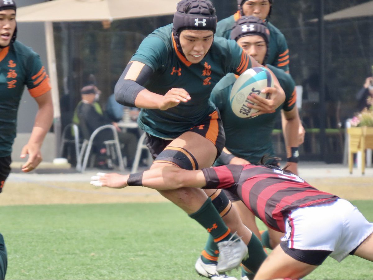 HidekiTakahash5's tweet photo. 埼玉パナソニックワイルドナイツグラウンド
練習試合
東福岡、報徳学園戦から

ステップを切りながらタックラーを振り切りにいくFL大川虎拓郎キャプテン！ https://t.co/0IMPoVOcrv