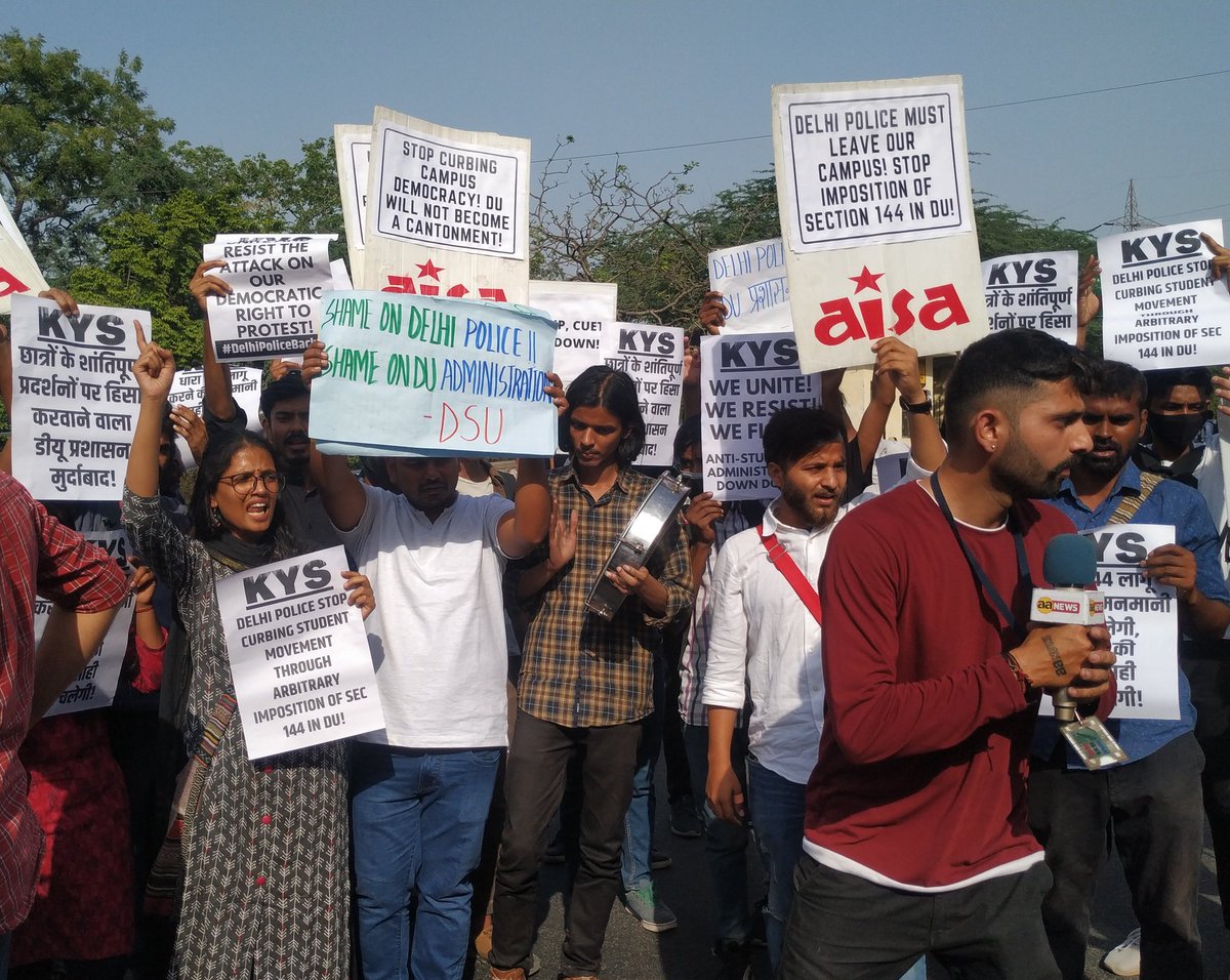 ShankarKumar_'s tweet photo. #DelhiUniversity में पुलिस द्वारा मनमाने तरीके से शांतिपूर्ण प्रदर्शन पर हमला करने और केंपस के अंदर धारा 144 लगाने और DU प्रशासन द्वारा छात्रों के प्रदर्शन करने के अधिकार पर रोक लगाने के खिलाफ छात्रों का विरोध प्रदर्शन।
#ShameOnDU #DUWantOBE #HybridModeShouldBeAChoice
#OBEForAll https://t.co/uswtQ28hMa