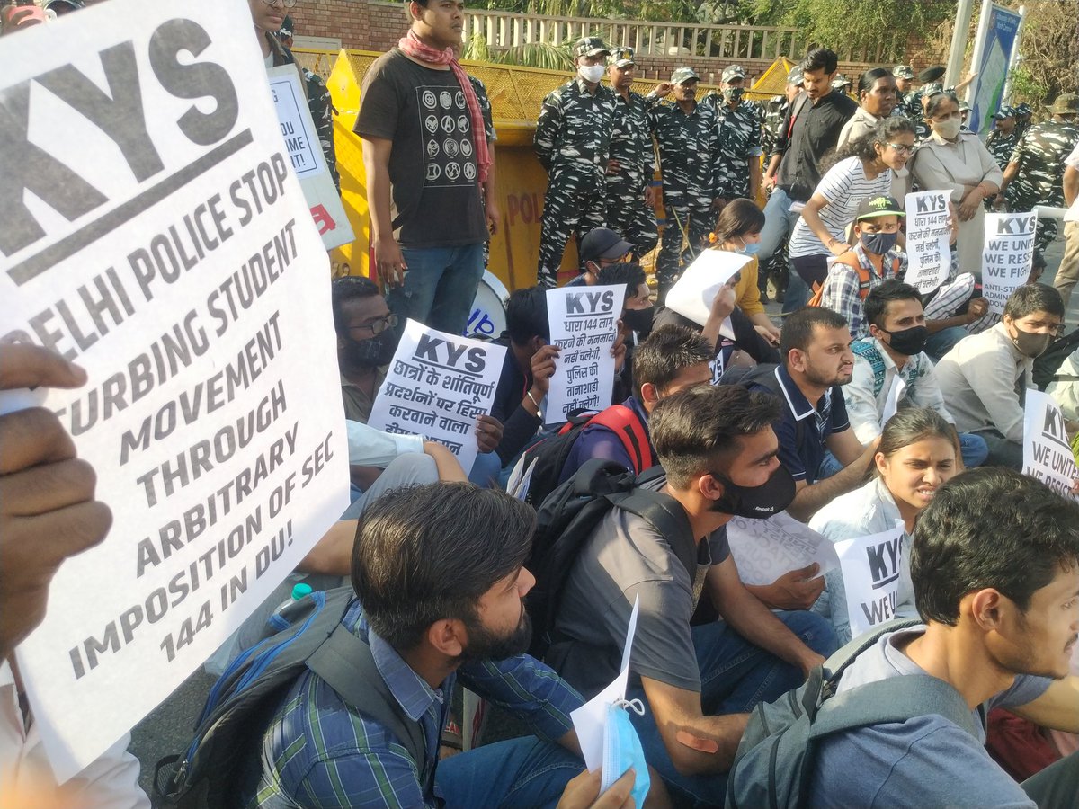 ShankarKumar_'s tweet photo. #DelhiUniversity में पुलिस द्वारा मनमाने तरीके से शांतिपूर्ण प्रदर्शन पर हमला करने और केंपस के अंदर धारा 144 लगाने और DU प्रशासन द्वारा छात्रों के प्रदर्शन करने के अधिकार पर रोक लगाने के खिलाफ छात्रों का विरोध प्रदर्शन।
#ShameOnDU #DUWantOBE #HybridModeShouldBeAChoice
#OBEForAll https://t.co/uswtQ28hMa