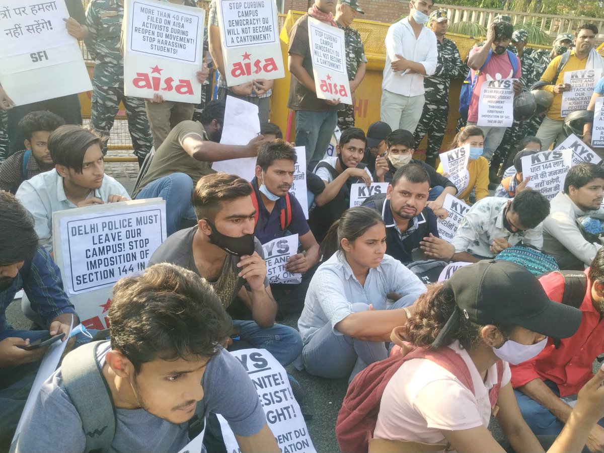 ShankarKumar_'s tweet photo. #DelhiUniversity में पुलिस द्वारा मनमाने तरीके से शांतिपूर्ण प्रदर्शन पर हमला करने और केंपस के अंदर धारा 144 लगाने और DU प्रशासन द्वारा छात्रों के प्रदर्शन करने के अधिकार पर रोक लगाने के खिलाफ छात्रों का विरोध प्रदर्शन।
#ShameOnDU #DUWantOBE #HybridModeShouldBeAChoice
#OBEForAll https://t.co/uswtQ28hMa