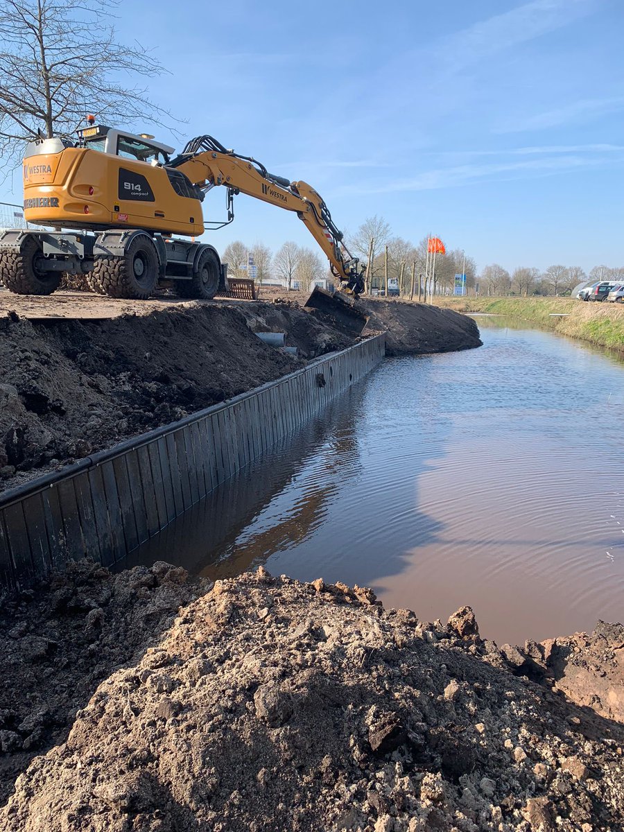 WestraBV's tweet photo. UPDATE Verbreding watergang Wolvega 🌊
De kunststof beschoeiing is geplaatst, het talud is ingezaaid en de laatste puntjes worden op de i gezet! https://t.co/sy69WJmNBE