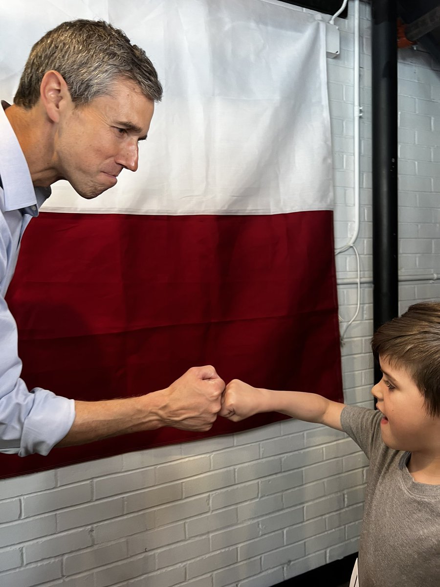 MaryMinusLamb's tweet photo. Yesterday @BetoORourke was in our home city Temple! We finally got to meet after he spoke. Valor was stoked as you can see!🤩🥳Hearing what Beto had to say gave me so much hope again. His note to Valor was perfect. We’re keeping the faith, #Beto! #BetoForTexas #BetoForGovernor https://t.co/15EoePUftL