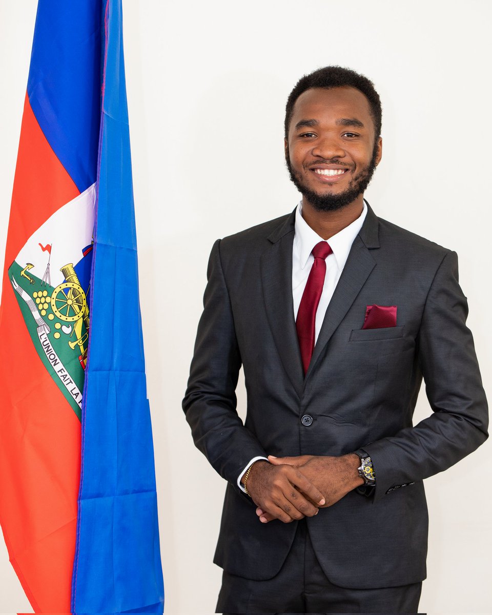 NidgerPaul's tweet image. Je suis qualifié pour la demi-finale du concours international d'éloquence organisé par l'Université Paris 1, Panthéon-Sorbonne. La demi-finale se fera très bientòt. Restez branchés ! Merci à tous, au BDHH, à l'AUF, aux techniciens visuels, et à mes infatiguables coachs.
📷 :theo