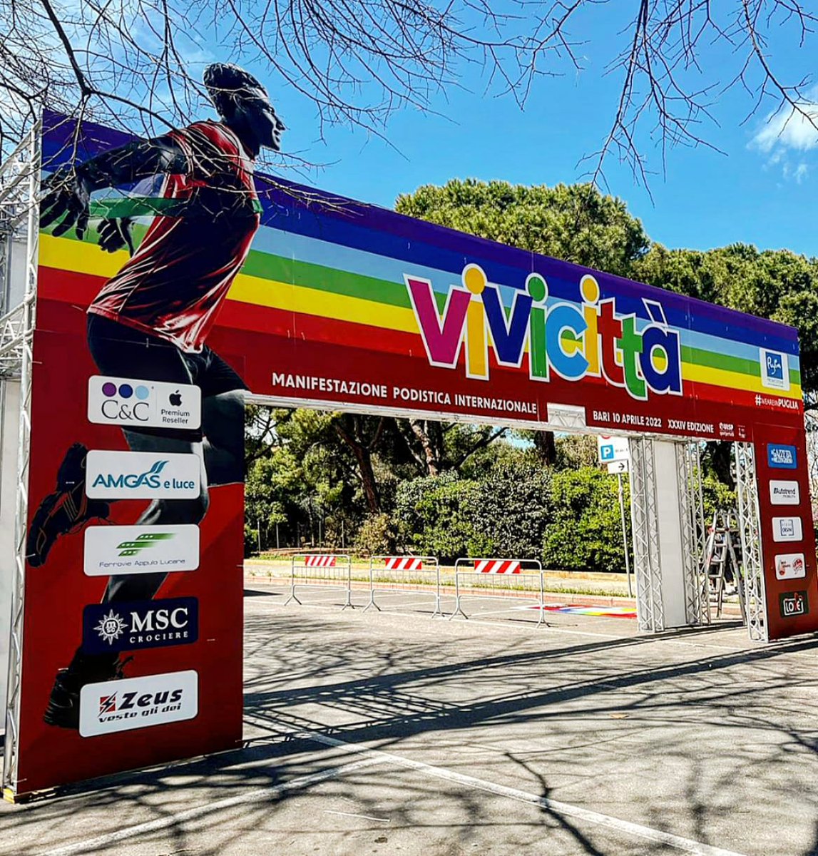 p_petruzzelli's tweet photo. Questo è l'arco di partenza e arrivo della Vivicittà con i colori della bandiera della pace. 
Domenica migliaia di donne e uomini correranno la corsa dei baresi, la prima dopo due anni. Domani villaggio aperto per iscrizioni dalle9.30alle19.
Aiutatemi a spargere lavoce #vivicittà https://t.co/m7jKT44i59