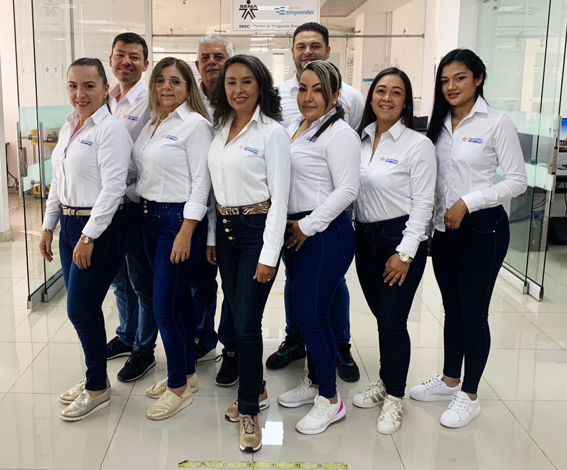 ccaralvar's tweet photo. 🇨🇴✌🏼Sentimos orgullo al saber que miles de víctimas del conflicto han podido estudiar, trabajar, crear empresa o certificar sus saberes en nuestra Entidad. En el Quindío abrimos la puerta a nuestra Feria de Servicios ✅#9aHacerMemoriaPor https://t.co/mEEu6ljQCo