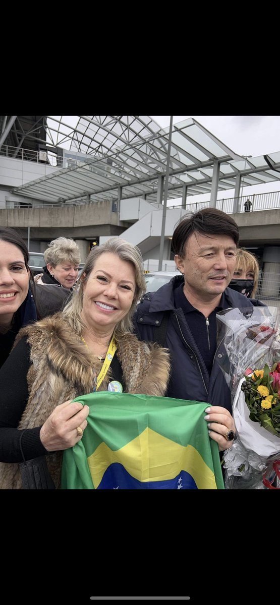 dimashdivulgabr's tweet photo. América Latina se fazendo presente na espera do nosso astro #DimashQudaibergen o melhor vocalista do planeta ,Brazil presente 🇧🇷Rádio Online-Chile quanta emoção, Bravo @dimash_official vc merece todo carinho e amor do mundo https://t.co/pKPIncjehz