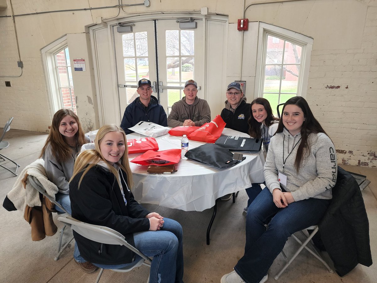 kov_pet's tweet photo. Our #PrecisionAg and #Agronomy Club #Students are ready for this year's #SASES #SpringMeeting. We will learn about #Iowas agriculture in the next couple of days in addition of great #Networking opportunity. @SDStateCAFES @_SASES https://t.co/ajsWwQ0MZK