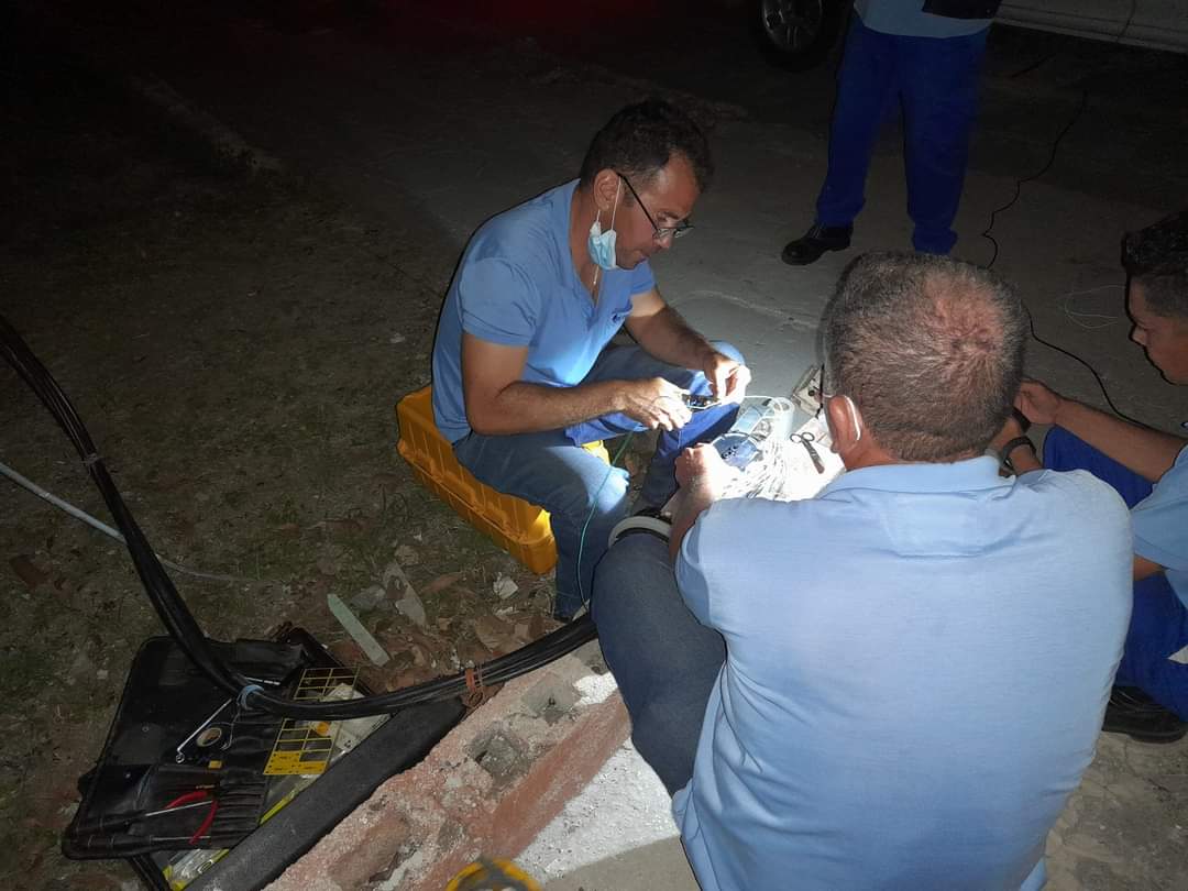 La red de telcomunicaciones crece todos los días y muchos trabajos, para no afectar los servicios, lo hacemos de madrugada en las horas de bajo tráfico.
Trabajo nocturno en #EtecsaGuisa , la Unidad de Fibra Óptica de #EtecsaGranma optimizando la red. <a href="/ETECSA_Cuba/">ETECSA</a> #VamosConTodo