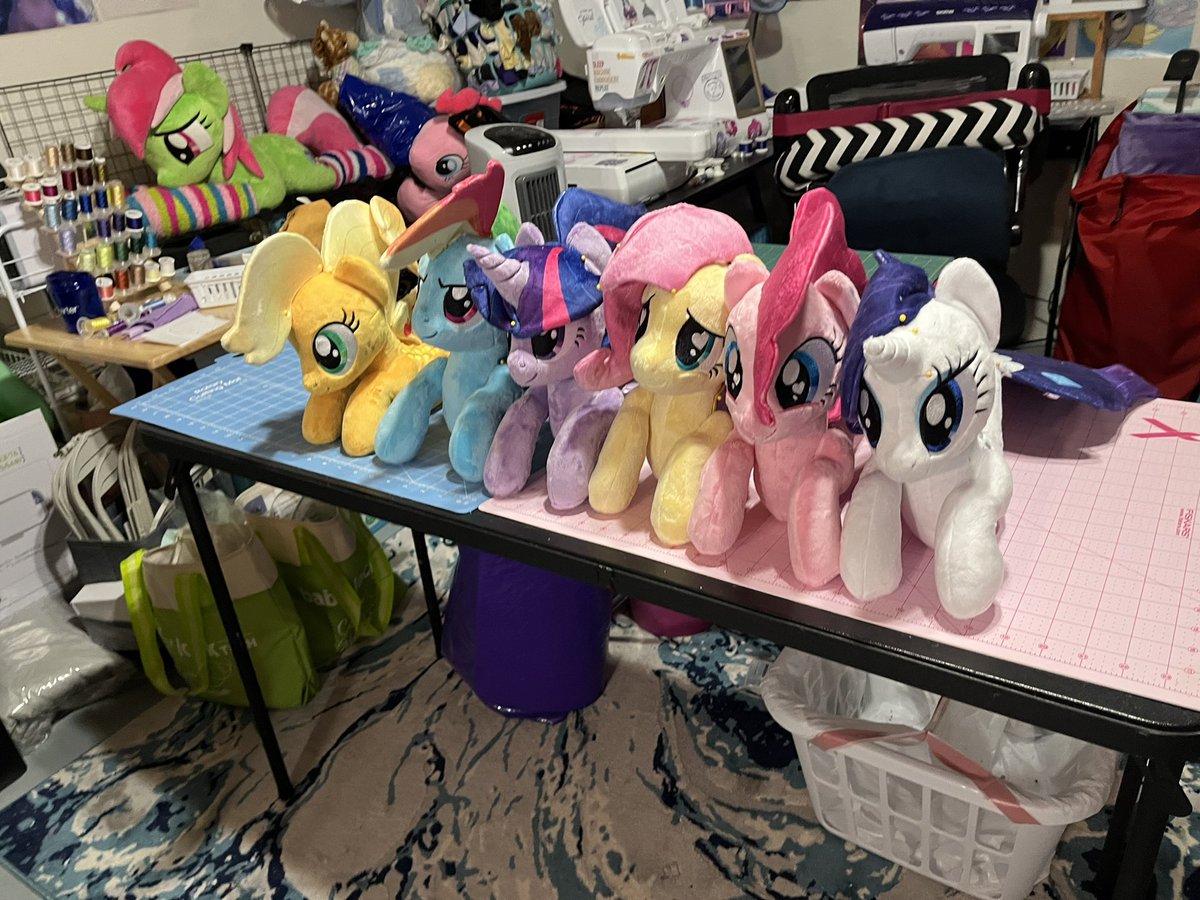rubiowolf's tweet photo. Mane 6 seaponies ready for hand sewing!
Pattern, embroidery & print design by @MofuMofuMoth, mane & tails on @Spoonflower minky 💙
#mlpfim #mlp #mylittlepony #brony #plush #plushie #constockprep @BABSCon https://t.co/7OLyRa54Mn