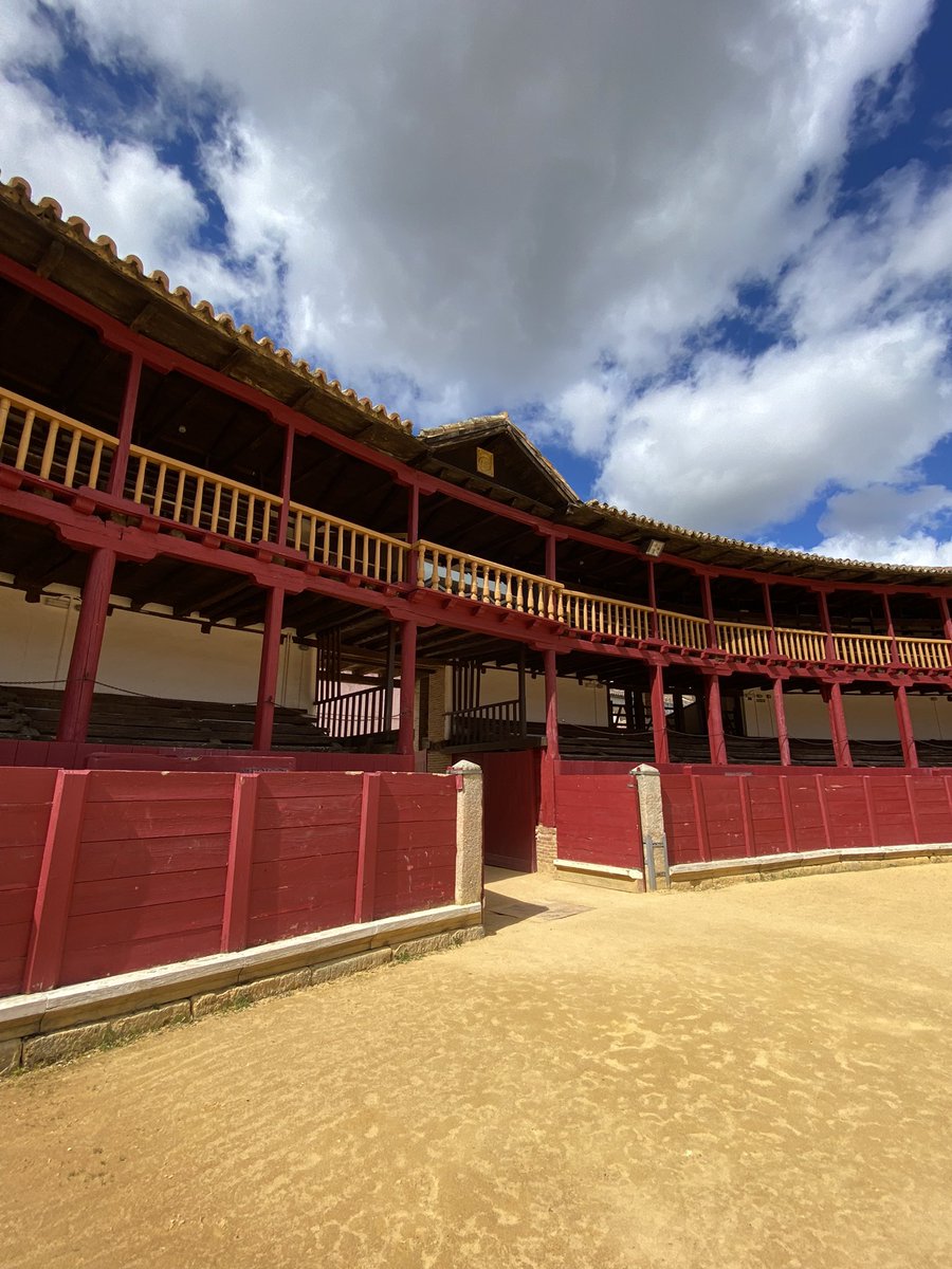 amapolaspelo's tweet photo. Un edificio de 1828 construido junto con el teatro adyacente y el baile, desaparecido, por el hospital de la localidad para conseguir dinero para su mantenimiento. https://t.co/FqCXhGfRpG