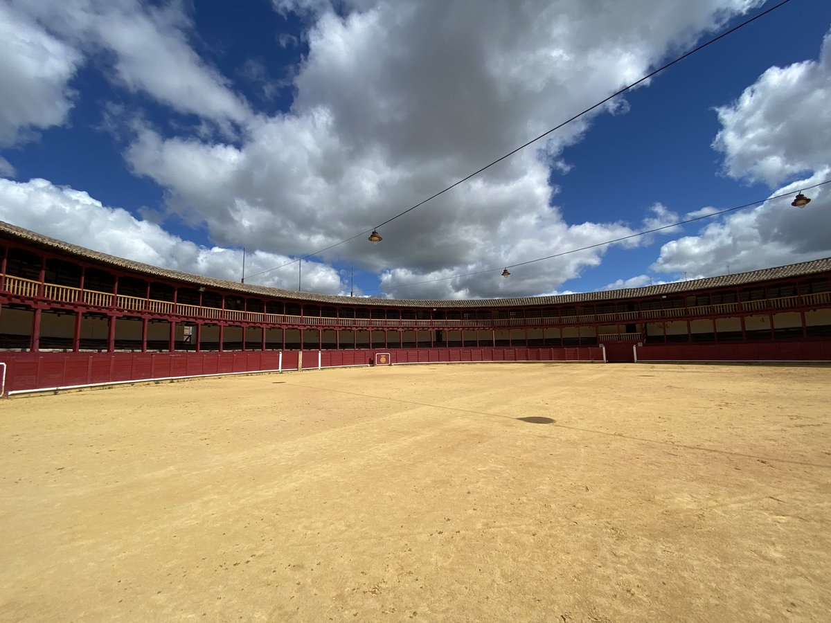 amapolaspelo's tweet photo. Un edificio de 1828 construido junto con el teatro adyacente y el baile, desaparecido, por el hospital de la localidad para conseguir dinero para su mantenimiento. https://t.co/FqCXhGfRpG