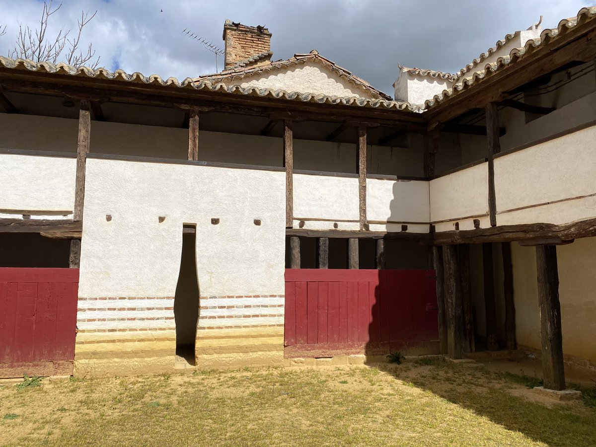 amapolaspelo's tweet photo. Un edificio de 1828 construido junto con el teatro adyacente y el baile, desaparecido, por el hospital de la localidad para conseguir dinero para su mantenimiento. https://t.co/FqCXhGfRpG