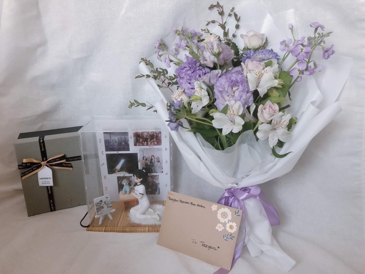 TYVNFU's tweet photo. Gifts include: Custom-designed figurines for Taengoo and Zero, and custom-made knitted hats for Zero too. #TYVNFU #Taeyeon #ZERO https://t.co/RfifYGWrUu