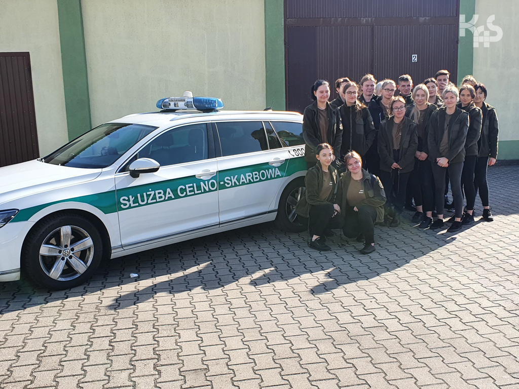KAS_Poznan's tweet photo. Wczoraj w Oddziale Celnym w #Konin gościliśmy uczniów współpracującej z @KAS_Poznan szkoły #ZSCKU. Klasa technikum ekonomicznego o profilu adm. celno-skarbowa, mogła z bliska przyjrzeć się pracy funkcjonariuszy #KAS 🔎
Więcej 👉 https://t.co/16sqEe44P5 https://t.co/E7AXxAcqU8