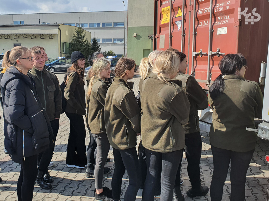 KAS_Poznan's tweet photo. Wczoraj w Oddziale Celnym w #Konin gościliśmy uczniów współpracującej z @KAS_Poznan szkoły #ZSCKU. Klasa technikum ekonomicznego o profilu adm. celno-skarbowa, mogła z bliska przyjrzeć się pracy funkcjonariuszy #KAS 🔎
Więcej 👉 https://t.co/16sqEe44P5 https://t.co/E7AXxAcqU8