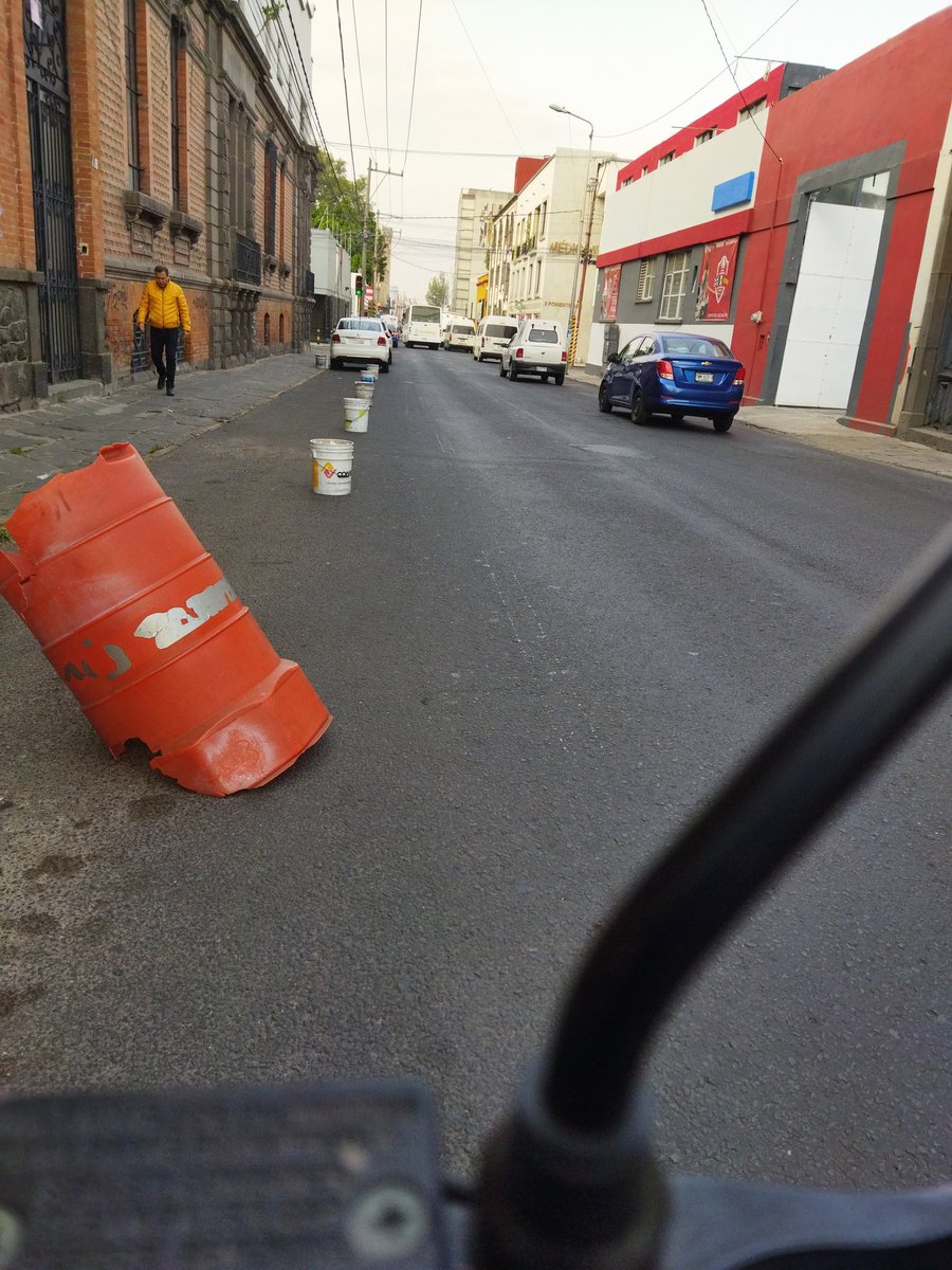 carlos_lerin's tweet photo. Que paso @eduardorivera01  @CruzGConsuelo  toda la calle de la 15 sur entre 5 y 7 pte tomada por franeleros , apartada con botes y la @SSC_Pue pasa y no hace nada ! @PueblaAyto https://t.co/ZTdne1Q0ED