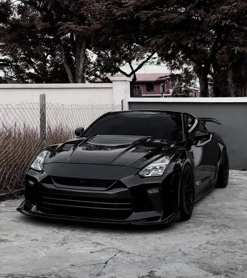Blacked Out Nissan GTR 😈