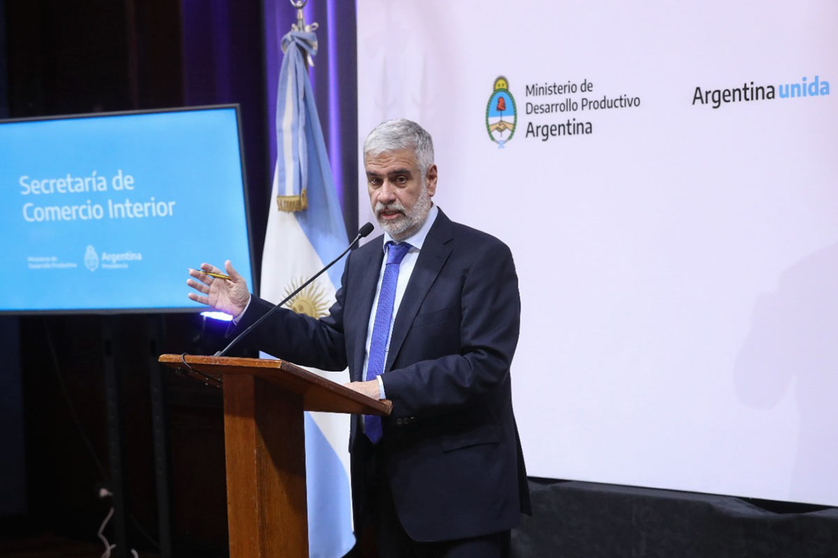 AgenciaComBA's tweet photo. 🚫 #Inflación: Feletti propone "retenciones móviles" para enfrentar suba de precios de alimentos
El secretario de Comercio aseguró que con el aumento actual "no alcanza" para bajar índices inflacionarios. https://t.co/tVUrJGI01Y
#Alimentos #RetenciónMóvil #RobertoFeletti #ComBA https://t.co/FFNo7ls7yS
