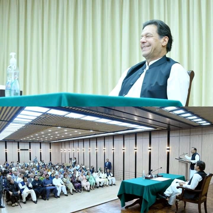 MariumBilalPTI's tweet photo. شہباز شریف اچکن نہیں پہن سکے گاہم کہیں نہیں جارہےاستفے دیناسازش کامیاب بنانےکے مترادف ہوگاکسی صورت حکومت گرانےکی سازش کو کامیاب نہیں ہونے دوں گاچاہے کسی بھی حد تک جانا پڑے۔یہ سارےملکر بھی ہمیں نہیں روک سکتے۔ قوم ہمارے ساتھ ہے۔ وزیراعظم عمران خان کی پارلیمانی پارٹی اجلاس میں گفتگو https://t.co/6fldrqT9YN