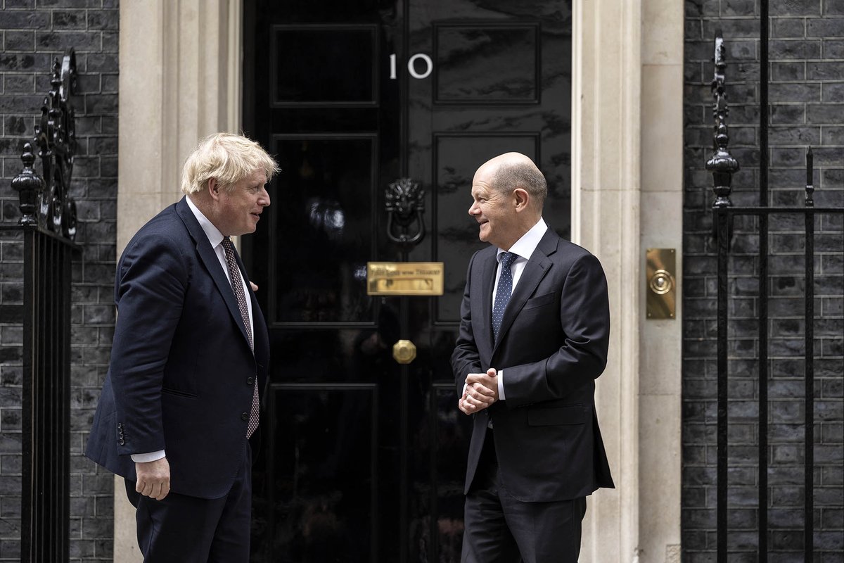 Der britische Premier Boris Johnson begrüßt Bundeskanzler Olaf Scholz an seinem Amtssitz in London
