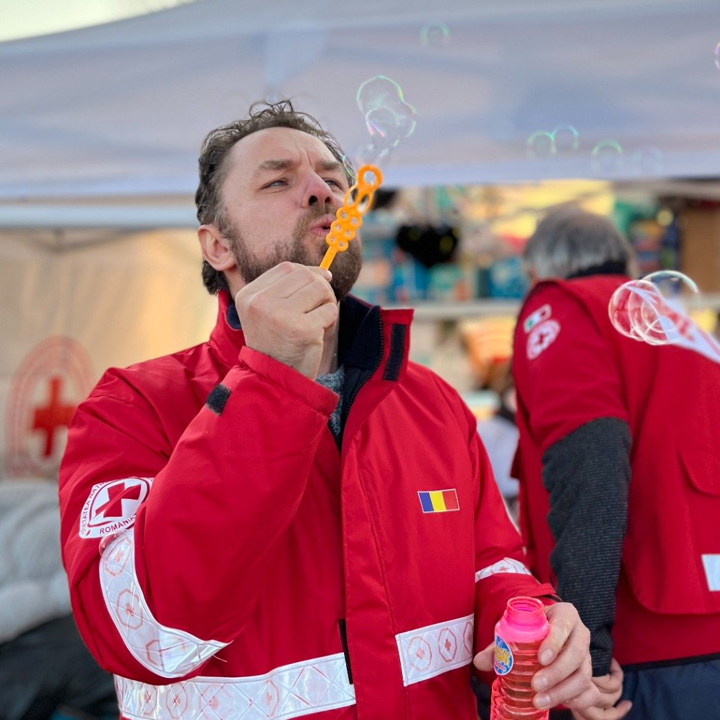 Romeo, a volunteer for <a href="/RedCrossRomania/">Romanian Red Cross (Crucea Roșie Română)</a>, is one of the first faces kids see when they cross the Siret border from #Ukraine. 

Kids have been through so much. He hopes that the bubbles 🫧 — amongst all the other aid his team is distributing — can bring a tiny light into their day.