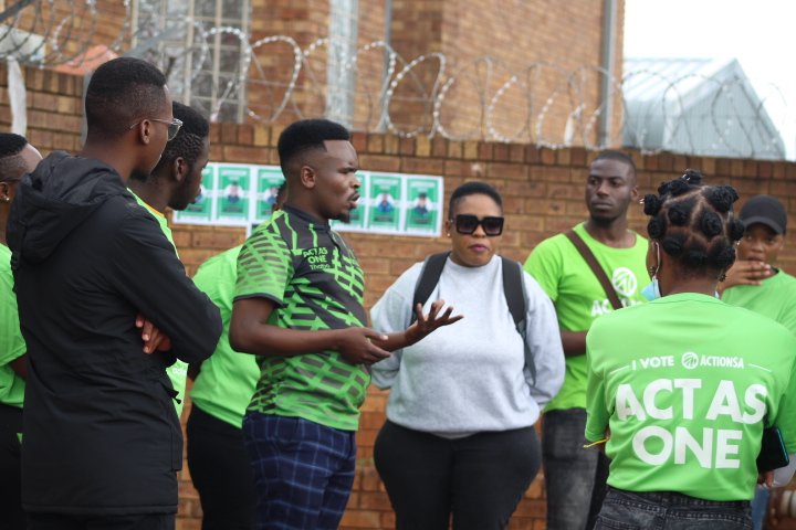 __Tshireletso_'s tweet photo. @Action4SA Students Chapter Head of Students Thabo Malosi addressing students at TNC ahead of the TNC elections Results
"The Hour of the youth is upon us"
- Thabo Malosi (
Head of students)
#TheFutureIsNotAMistake
#ItsTimeForAction πΏπ¦π
#ActionSAStudentsChapter https://t.co/G3oC2uTs12