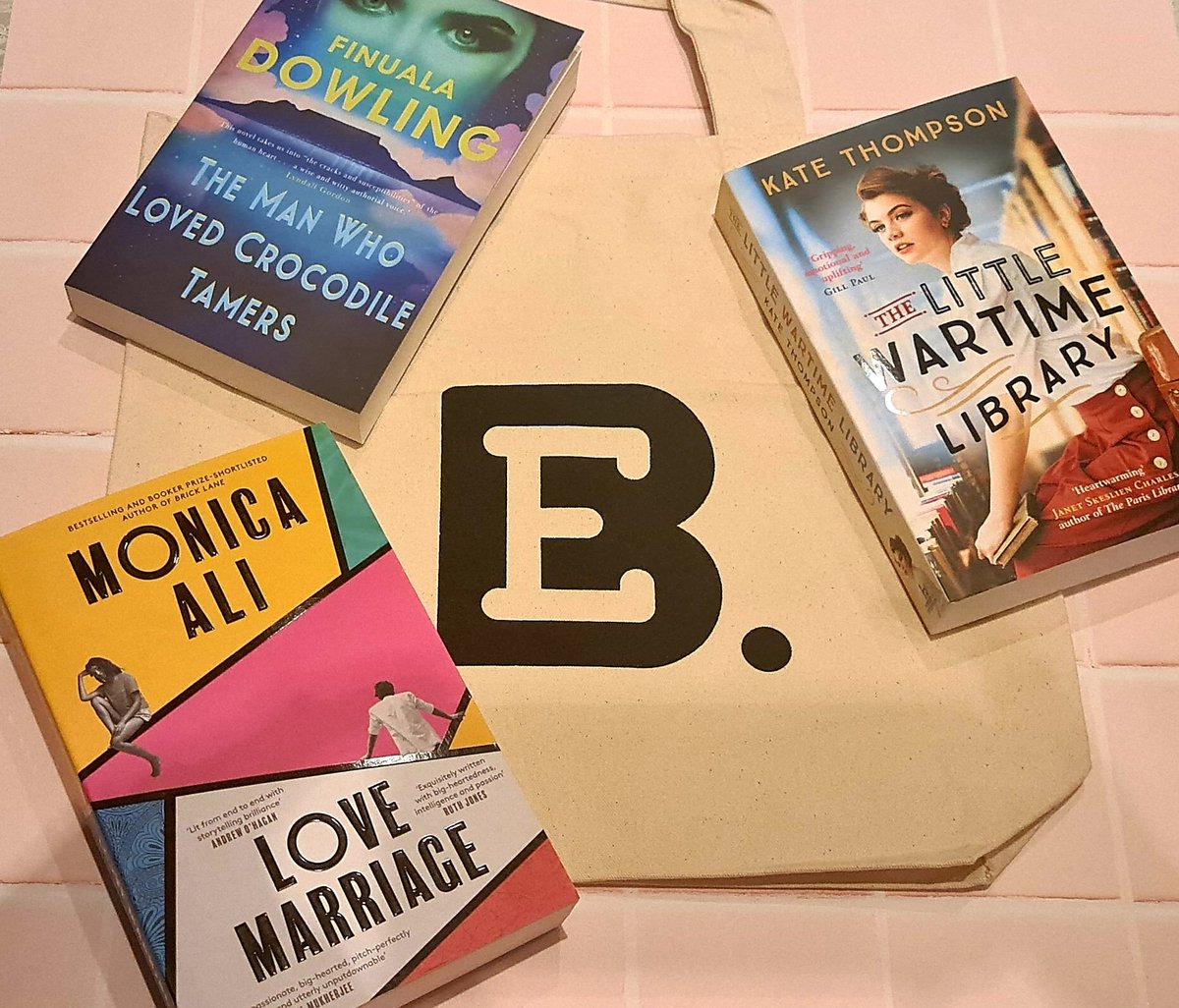 janjanmel's tweet image. The best way to end the week! With a #BookDelivery!! Thank you to the wonderful Helen Holyoake @HelcoPromotions and @ExclusiveBooks for including a gorgeous bag too!! 

#JansBookBuzz