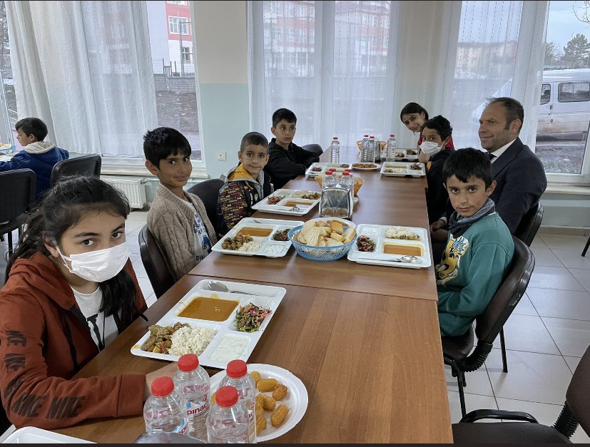 KigYat's tweet photo. Kaymakamımız,belediye başkanımız ve cumhuriyet savcılarımız Okulumuz öğrencileriyle iftar programında bir araya geldi. @KigiKaymakam @KigiBelediyesi @HikmetOzuag @cinogluekrem @bingolmem @kigimem https://t.co/upq4qeijOz